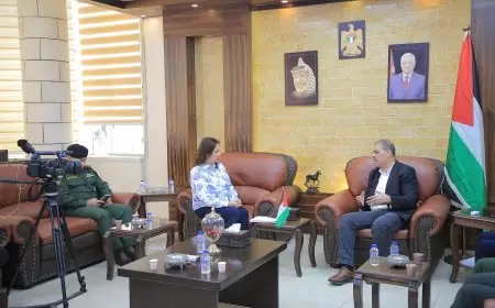 ضمن إجراء مقابلة لبرنامج فلسطين الخير  والذي يبث من خلال وكالة معا   محافظ طولكرم مصطفى طقاطقة يلتقي وفدا من مؤسسة فلسطين الخير