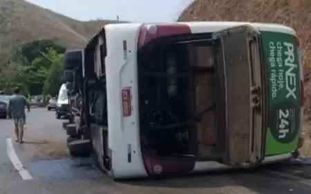 حادث مروع.. مقتل لاعبين بعد انقلاب حافلة فريق برازيلي