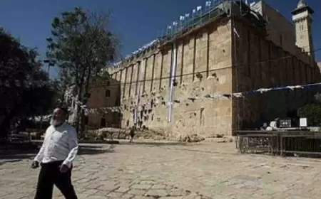 مستوطنون يقيمون حفلا غنائيا في ساحات الحرم الإبراهيمي بمدينة الخليل