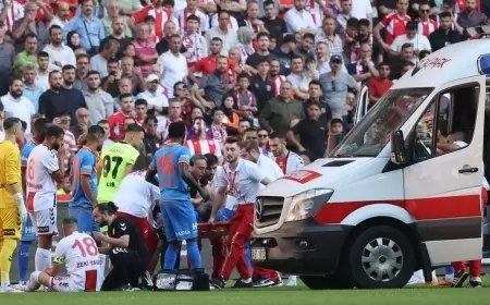 بسبب ضربة رأس.. نقل لاعب إلى المستشفى بعد فقدان الوعي