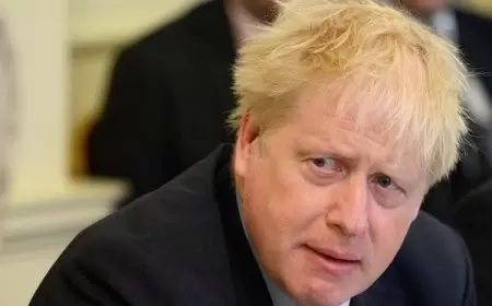 جونسون يتهم نتنياهو بـ"التجسس".. ماذا زرع في حمامه الخاص؟