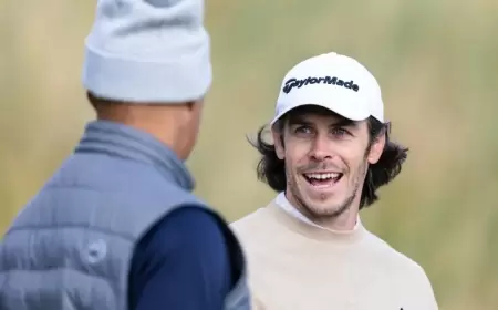 كلب يقف بين غاريث بيل وحفرة الغولف