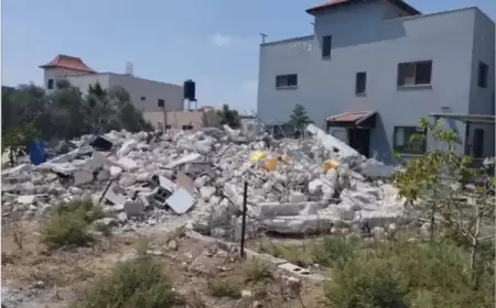 الاحتلال يهدم المنازل ويوزع إخطارات ويمنع البناء في المناطق المحاذية للجدار