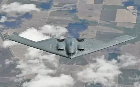 الجيش الأمريكي يشن غارات على مخازن أسلحة للحوثيين باليمن