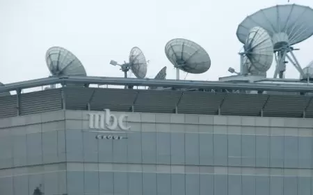 العراق.. الحشود الغاضبة تقتحم مقر MBC وتضرم به النار