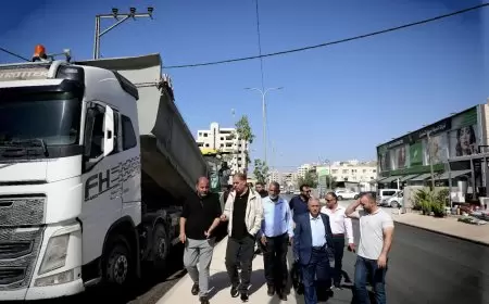 طقاطقة يتابع اعمال تنفيذ اسفلت الطبقة الثانية لشارع فرعون - المدخل الجنوبي لمدينة طولكرم