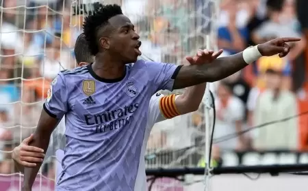 فينيسيوس يرجع سبب خسارة الكرة الذهبية إلى "العنصرية"