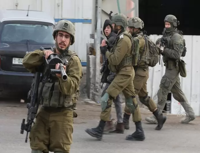 الاحتلال يداهم منزل معتقل ويستولي على مقتنياته في نابلس