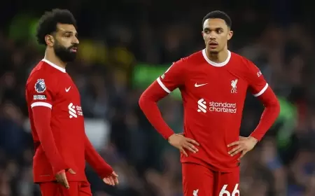 لاعبو ليفربول: صلاح "أهان" أرنولد.. ولم يحترم الفريق