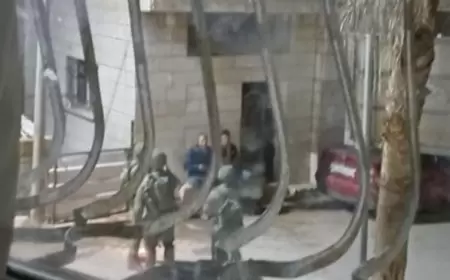 الاحتلال ينكل بالمواطنين ويداهم منزل رئيس بلدية ديراستيا