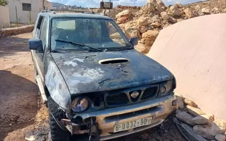 مستعمرون يحرقون مركبة في تجمع بدوي "الرأس" شرق رام الله