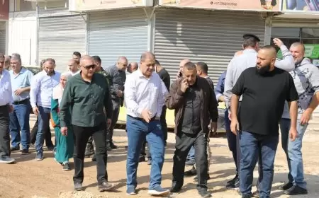 محافظ طولكرم مصطفى طقاطقة وبمشاركة الجهات المختصة يتفقد اعمال الطواقم الفنية لإعادة تأهيل ما دمره الإحتلال في مخيمي طولكرم ونور شمس