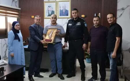 مدير عام مديرية التنمية طولكرم يكرم العقيد حقوقي محمد القدومي