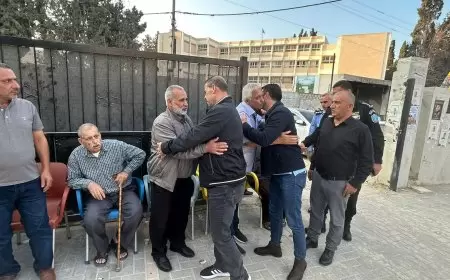 محافظ طولكرم مصطفى طقاطقة وقائد المنطقة العقيد أحمد الباز ومدراء الأجهزة الأمنية ووفد من ضباط وضباط صف وجنود المؤسسة الأمنية، خلال تقديم واجب العزاء بارتقاء الشهداء مأمون صالح  شريم وثائر عمر عمارة.