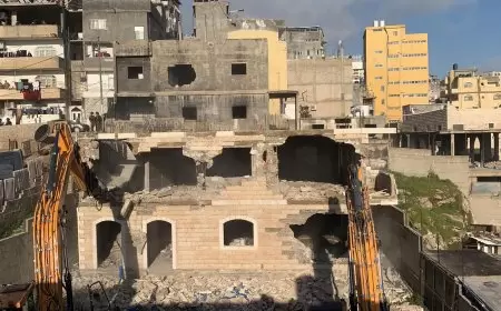 الاحتلال يجبر مواطنا على هدم منزله في جبل المكبر ويهدم أسوارا بمخيم شعفاط