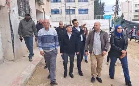 جانب من جولة السفير الصيني لدى دولة فلسطين تسنغ جيشين يوم امس  في مخيم طولكرم، للاطلاع على معاناة المواطنين، بفعل جرائم الإحتلال.