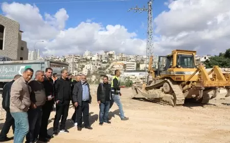 بتوجيهات من فخامة السيد الرئيس محمود عباس " ابو مازن" واهتمام من دولة رئيس الوزراء د. محمد مصطفى  طقاطقة يتابع اعمال الطواقم الفنية لإعادة تأهيل الشارع الرئيسي المقابل لمخيم نور شمس