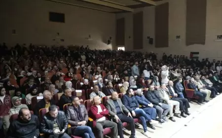 جانب من فعاليات عرض مسرحية هبوط مؤقت، والتي جسدت معاناة  أسرانا البواسل في سجون الاحتلال و صمودهم وتضحياتهم.