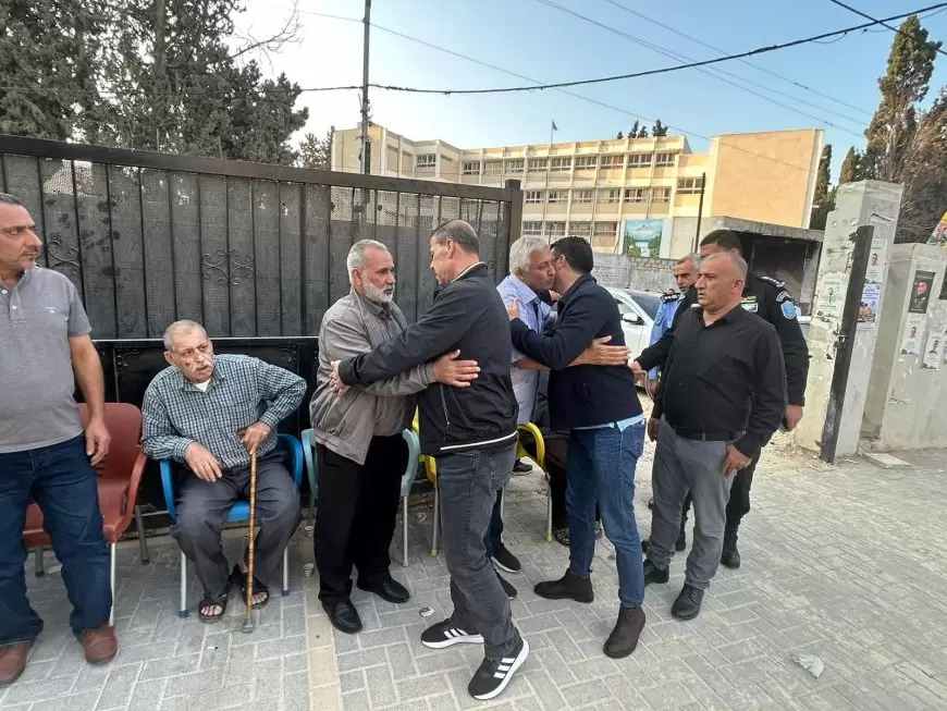 محافظ طولكرم مصطفى طقاطقة وقائد المنطقة العقيد أحمد الباز ومدراء الأجهزة الأمنية ووفد من ضباط وضباط صف وجنود المؤسسة الأمنية، خلال تقديم واجب العزاء بارتقاء الشهداء مأمون صالح  شريم وثائر عمر عمارة.