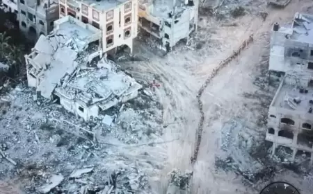 مدير مستشفى بشمال غزة: 200 شهيد تحت أنقاض المنازل