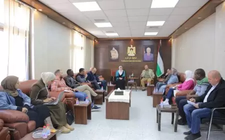 نائب محافظ طولكرم فيصل سلامة خلال استقبال ولقاء نسرين ذوقان مدير دائرة شؤون اللاجئين في شمال الضفة، والوفد المرافق لها من الدائرة