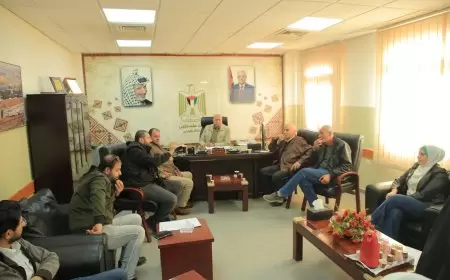 جانب من لقاء نائب محافظ طولكرم فيصل سلامة مع الاغاثة الزراعية لمناقشة مشروع تعزيز الامن الغذائي والقدرة على الصمود من خلال الدعم الطارئ وسبل العيش المستدامة .