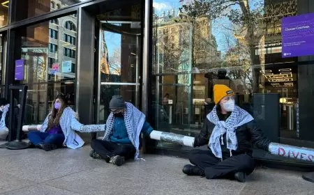 طلاب وأساتذة يغلقون مكتبة في جامعة نيويورك احتجاجاً على العدوان على غزة