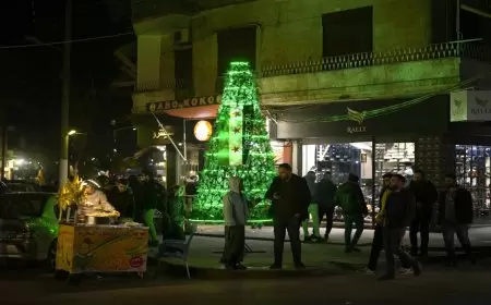 سوريا.. مظاهرات في عدة أحياء دمشقية بعد حرق شجرة الميلاد في مدينة السقيلبية