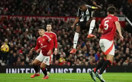 نيوكاسل يقهر مانشستر يونايتد في عقر داره