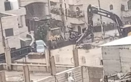 الاحتلال يهدم مبنى ويجرف شوارع في ضاحية السلام شمال شرق القدس