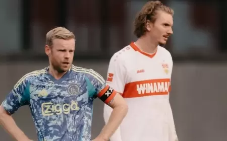 واقعة غريبة.. لاعب يُكمل مباراة أياكس وشتوتغارت رغم "الطرد"