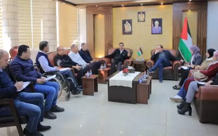 محافظ طولكرم اللواء د. عبد الله كميل، أثناء لقاء مدير عام داخلية طولكرم عمر شحرور، ومدير مديرية التنمية الاجتماعية فواز حمزة، مع رئيس وأعضاء  اللجنة المؤقتة لإدارة جمعية دار اليتيم العربي، لمناقشة عمل الجمعية، حيث