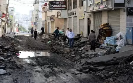 الاحتلال يجبر المواطنين على مغادرة منازلهم في مخيم طولكرم