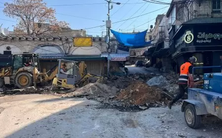 بمتابعة مباشرة من محافظ طولكرم اللواء د. عبد الله كميل  طواقم بلدية طولكرم تباشر اعمال إعادة تأهيل ما دمرته قوات الاحتلال قرب دوار جمال عبد الناصر