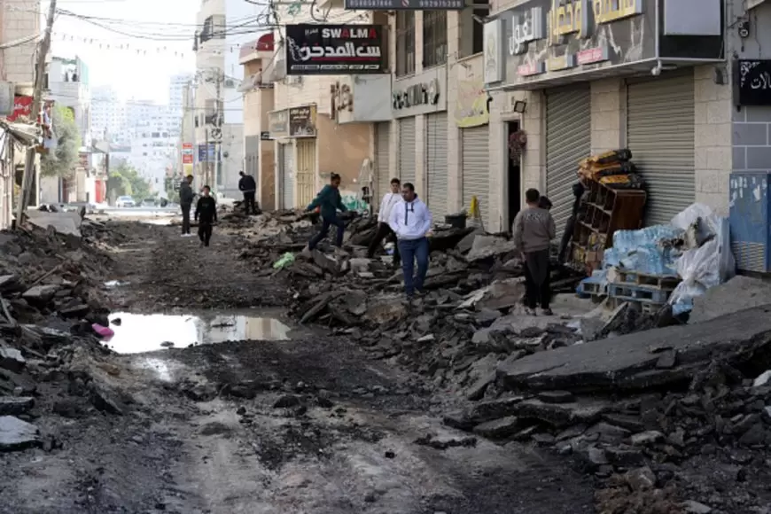 الاحتلال يجبر المواطنين على مغادرة منازلهم في مخيم طولكرم