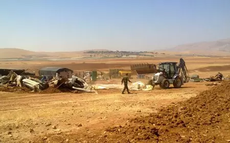 مستعمرون يقدمون على تجريف أراضي المواطنين في مسافر يطا