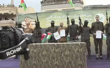 الاسرى الثلاث على منصة الإفراج ويوجهون كلمات للاسرائيليين