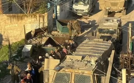 الاحتلال يهدم منزلاً ويصيب مواطناً ويعتقل آخرين في الخليل