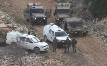 قوات الاحتلال تداهم بيت أمر فجر اليوم وتعتقل شقيقين وطفل