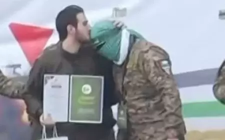 محتجز إسرائيلي مفرج عنه يقبل رأس مقاتلي القسام