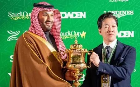 الأمير محمد بن سلمان يتوج مالك "فور إيفر يونغ" بكأس السعودية