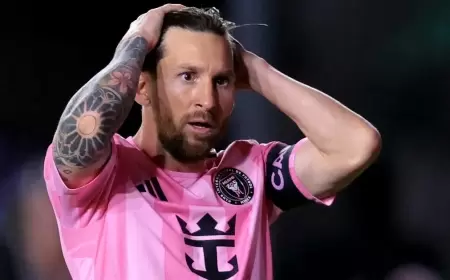 شاهد.. ميسي "يشتم" حكماً ويعتدي عليه