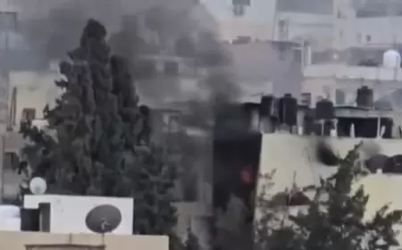 جيش الاحتلال يشعل النار في أحد البنايات بمخيم جنين​​​​​​​