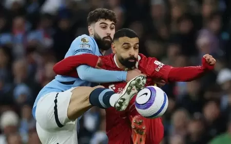 أسطورة يونايتد: صلاح جعل نجوم الدوري الإنجليزي كالأطفال