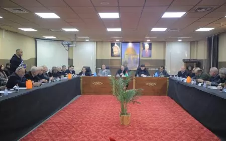 محافظ طولكرم اللواء د. عبد الله كميل يناقش مع رؤساء البلديات والمجالس المحلية مجموعة من القضايا