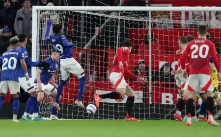 ماغواير يقود مانشستر يونايتد إلى تجاوز إبسويتش تاون