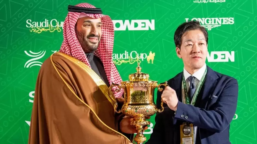 الأمير محمد بن سلمان يتوج مالك "فور إيفر يونغ" بكأس السعودية