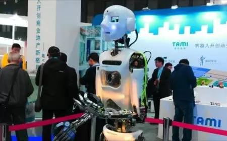 روبوت صيني يخرج عن السيطرة ويهاجم الجماهير في مهرجان شعبي