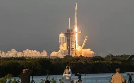 "سبايس إكس" تتأهب لإطلاق أول رحلة فضائية مأهولة فوق قطبي الأرض