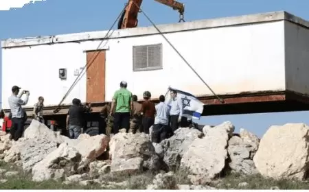 مستعمرون ينصبون "كرفانات" في قرية أم الخير بمسافر يطا